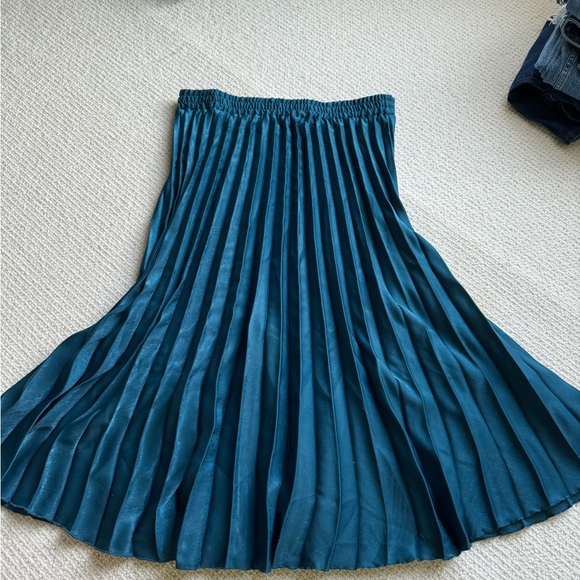 Max Studio Green Accordion Pleated Midi Skirt in Size Large - Picture 4 of 5
